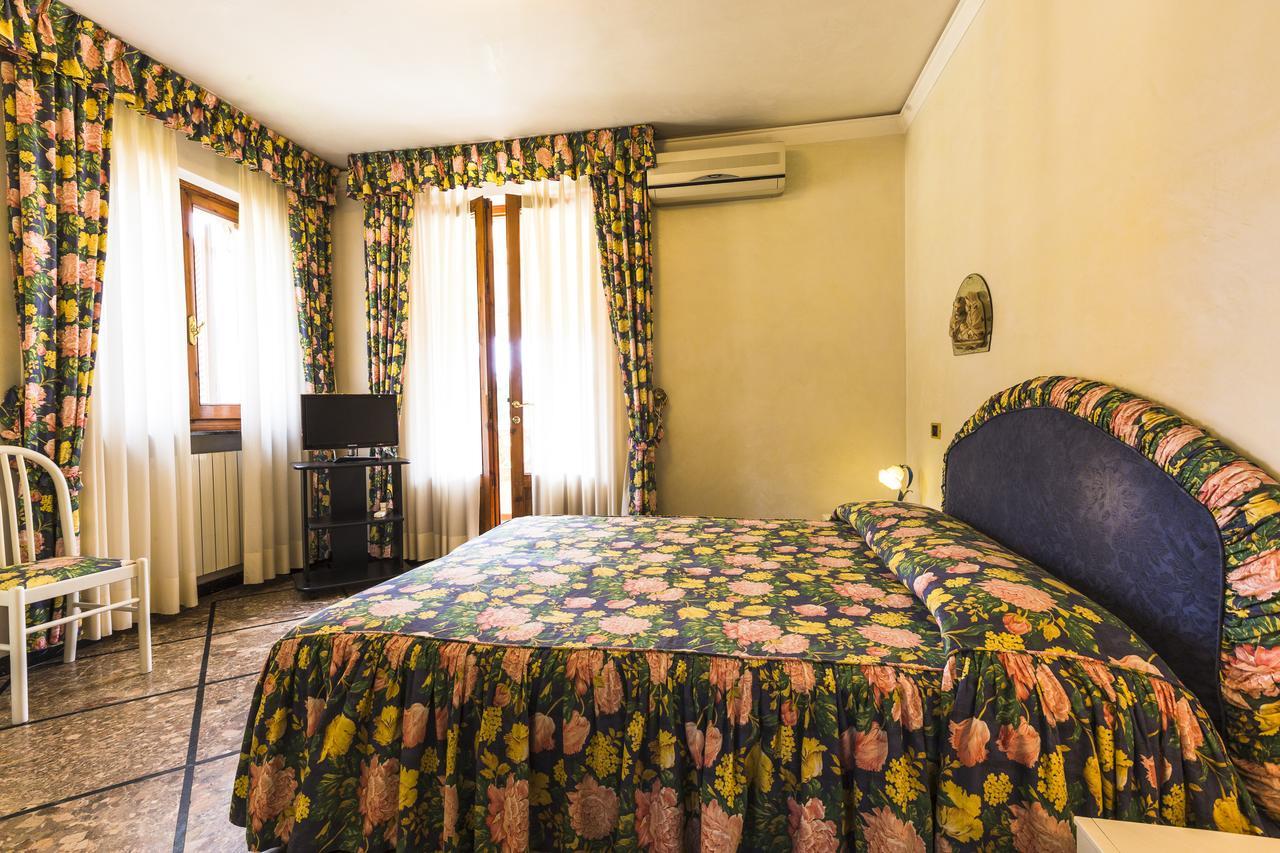Hotel Sonia Forte dei Marmi Buitenkant foto